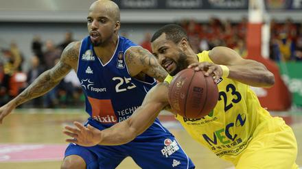 Einer kam durch. Jordan Taylor (rechts, hier im Duell mit Frankfurts Jordan Theodore) beförderte Alba ins Pokalfinale
