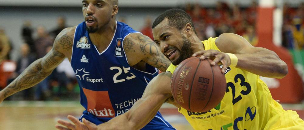 Einer kam durch. Jordan Taylor (rechts, hier im Duell mit Frankfurts Jordan Theodore) beförderte Alba ins Pokalfinale