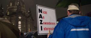 Ein Anhänger der islamfeindlichen Pegida-Bewegung trägt seine Gesinnung auf einem Plakat spazieren.