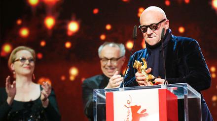 Gefeiert von Meryl Streep und Dieter Kosslick: Dokumentarfilmer Gianfranco Rosi nahm den Goldenen Bären entgegen.