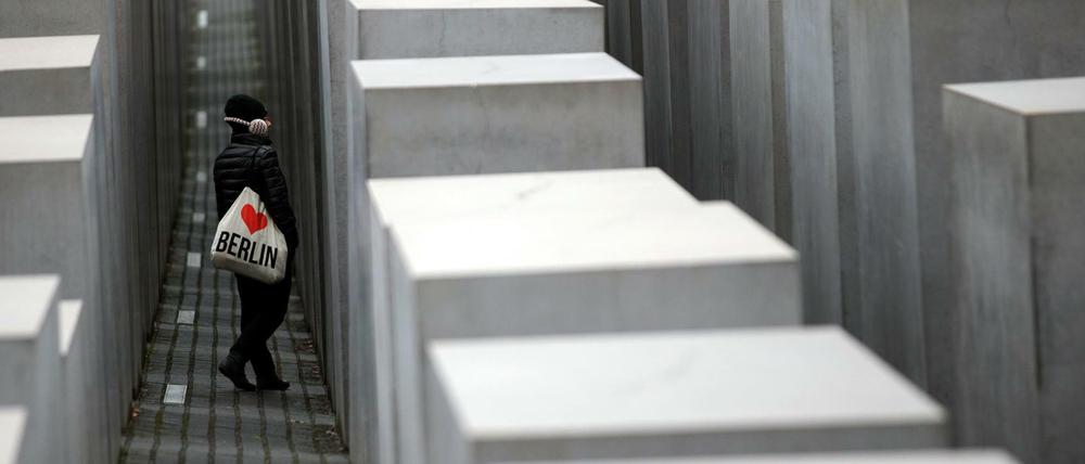Einkehr an einem Ort der Stille mitten im hektischen Touristen-Zentrum von Berlin: Die Stelen des Holocaust-Mahnmals.