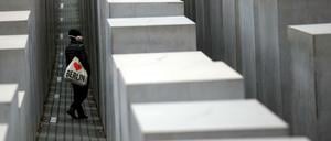 Einkehr an einem Ort der Stille mitten im hektischen Touristen-Zentrum von Berlin: Die Stelen des Holocaust-Mahnmals.