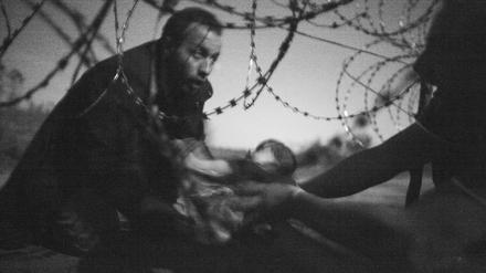 "Hoffnung auf ein neues Leben" betitelte der Fotograf Warren Richardson dieses Bild am ungarischen Grenzzaun. Es wurde zum besten Pressefoto des Jahres 2015 gekürt. 