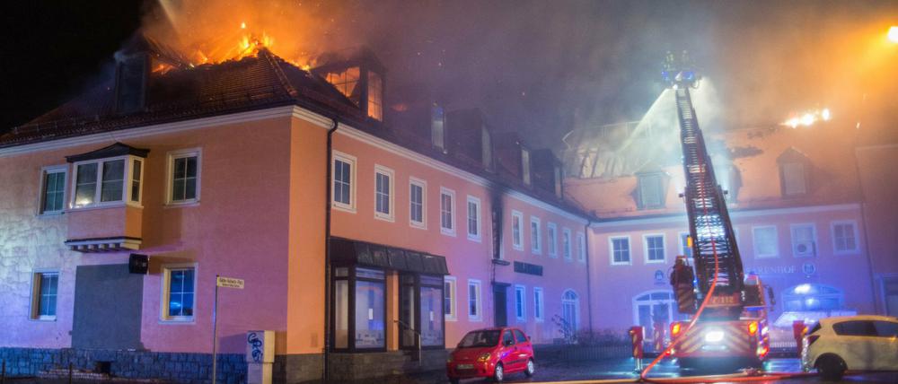 Das ehemalige Hotel "Husarenhof" in Bautzen war als Flüchtlingsheim vorgesehen und brannte in der Nacht zu Sonntag nieder.