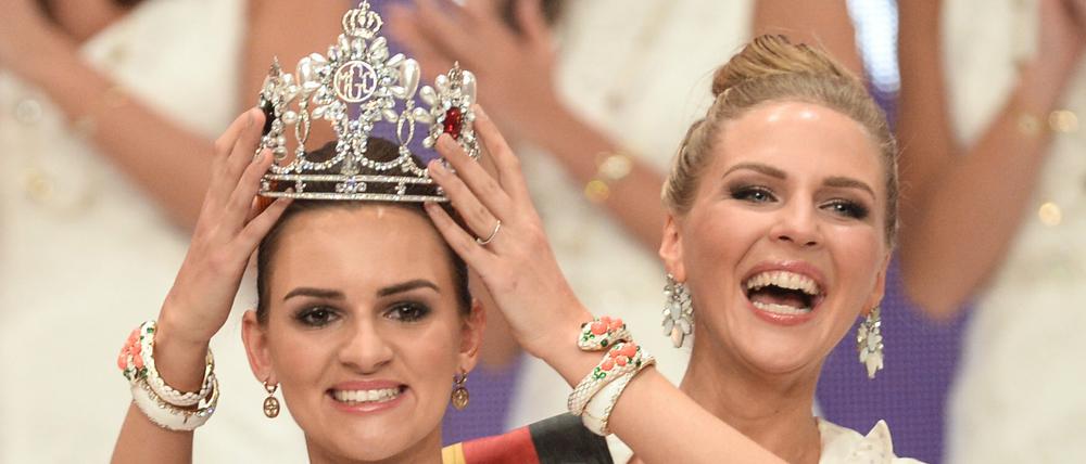 Die Miss Germany 2016, Lena Bröder (l) aus Nordwalde (Miss Westdeutschland), bekommt am 20.02.2016 im Europa-Park in Rust (Baden-Württemberg) auf der Bühne von Miss Germany 2015, Olga Hoffmann (r), die Krone aufgesetzt.