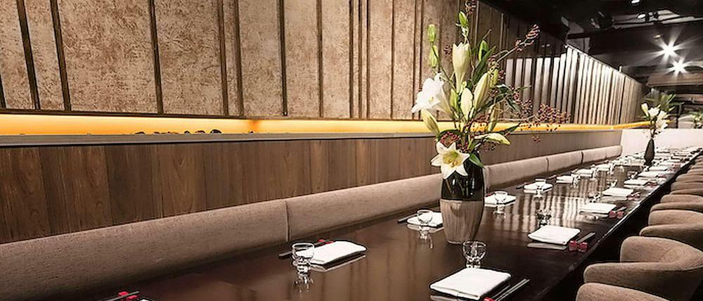 Kleine Stühle, harte Bänkchen. Im Zenkichi wird viel Platz für Deko verschwendet, findet unser Restaurantkritiker. Gemütlich schlemmen geht anders.