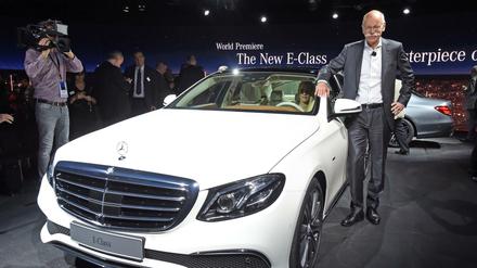 Neue Modelle. Daimler-Chef Dieter Zetsche präsentiert sich vor der runderneuerten Produktpalette des Autoherstellers. 