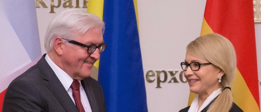 Außenminister Frank-Walter Steinmeier (SPD) trifft in Kiew auch mit der Oppositionspolitikerin und Fraktionsvorsitzenden Julia Timoschenko zusammen.