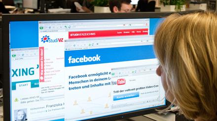 In vielen Büros surfen die Mitarbeiter nebenher auf Xing, Twitter und Facebook - nicht immer zur Freude des Chefs. 
