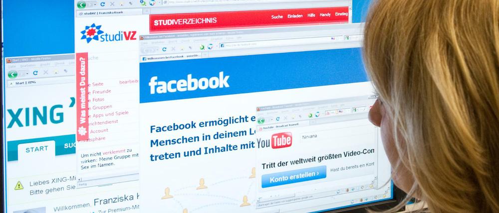In vielen Büros surfen die Mitarbeiter nebenher auf Xing, Twitter und Facebook - nicht immer zur Freude des Chefs. 
