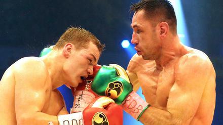 Felix Sturm (r.) und Fjodor Tschudinow schenkten sich nichts im Ring - und auch danach.