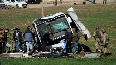 Am Donnerstag kamen bei einem Anschlag auf einen Militärbus in der Nähe von Diyarbakir sieben Menschen ums Leben. Bereits am Vortag waren bei einem Attentat in Ankrara mindestens 28 Menschen ums Leben gekommen.