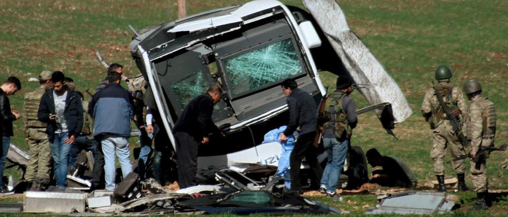Am Donnerstag kamen bei einem Anschlag auf einen Militärbus in der Nähe von Diyarbakir sieben Menschen ums Leben. Bereits am Vortag waren bei einem Attentat in Ankrara mindestens 28 Menschen ums Leben gekommen.