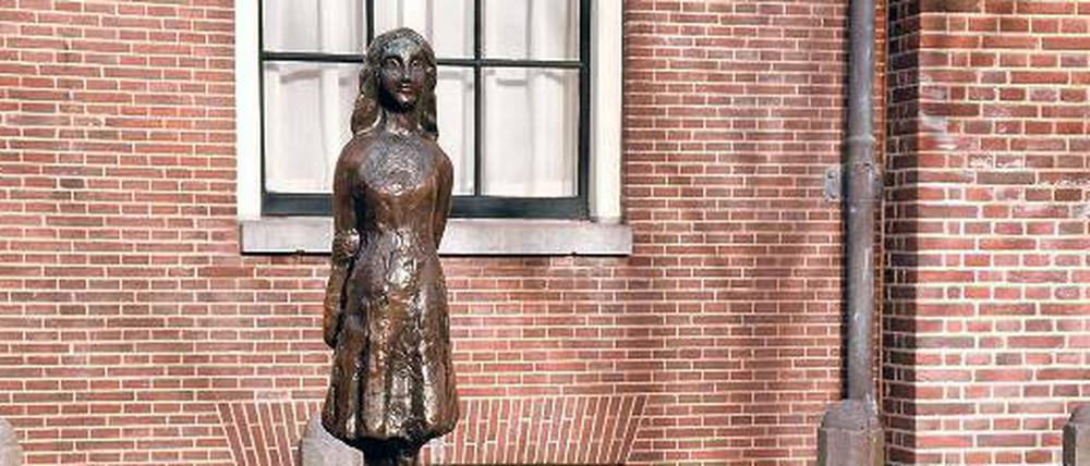 Kleine Persönlichkeit. Die Statue vor dem Anne-Frank-Haus schuf der Künstler Mari Andriessen.
