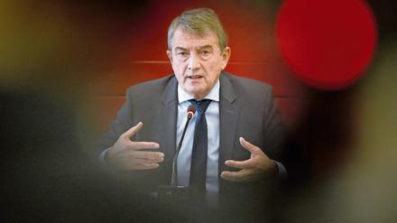 Legendärer Auftritt. Wolfgang Niersbach beim Erklärungsversuch, nachdem der Vergabe-Skandal für die WM 2006 bekannt geworden war.