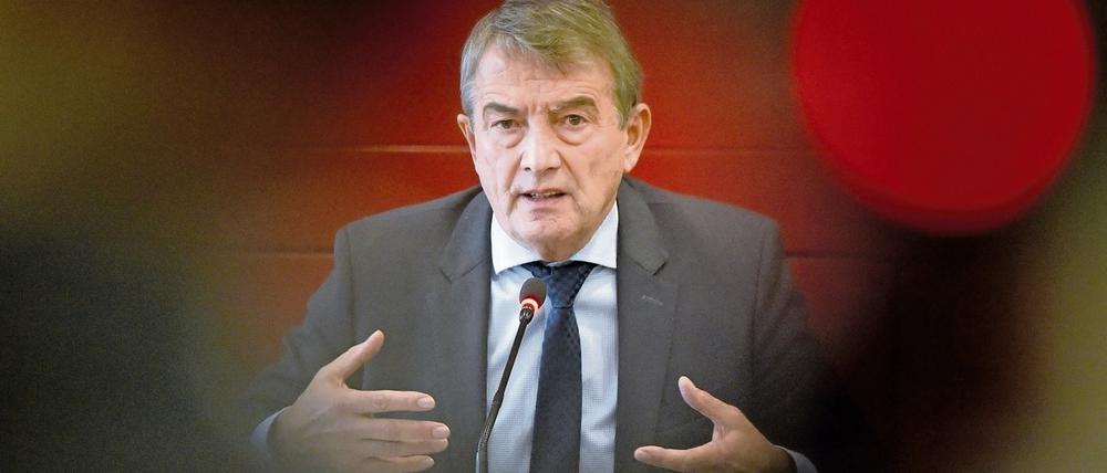Legendärer Auftritt. Wolfgang Niersbach beim Erklärungsversuch, nachdem der Vergabe-Skandal für die WM 2006 bekannt geworden war. 