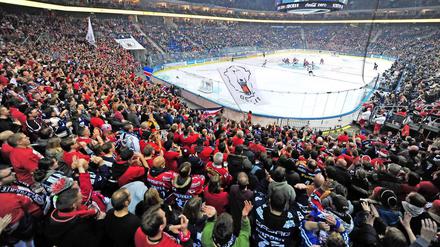 Ein wenig Ostfolklore und ganz viel Berlin. Heimspiele der Eisbären sind immer gut besucht.