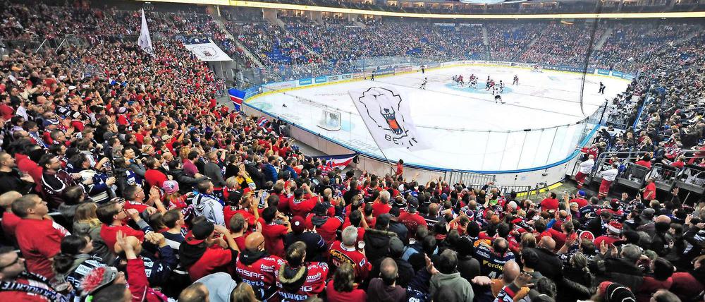 Ein wenig Ostfolklore und ganz viel Berlin. Heimspiele der Eisbären sind immer gut besucht.