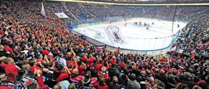 Ein wenig Ostfolklore und ganz viel Berlin. Heimspiele der Eisbären sind immer gut besucht.