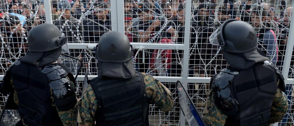Sicherheitskräfte bewachen die Grenze zwischen Griechenland und Mazedonien.