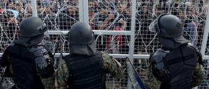 Sicherheitskräfte bewachen die Grenze zwischen Griechenland und Mazedonien.