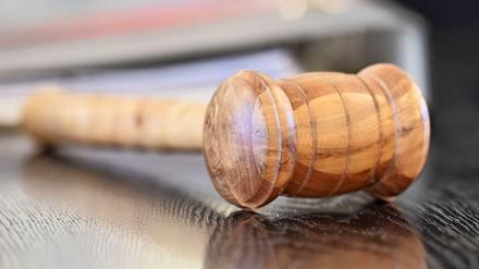 Urteil gegen einen Richter: Sein T-Shirt auf einem Facebook-Eintrag zeigt seine Befangenheit. 