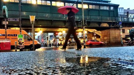 Nah am Wasser: So sah es am Montagmorgen an der Schönhauser Allee aus.