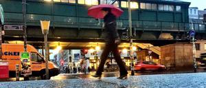 Nah am Wasser: So sah es am Montagmorgen an der Schönhauser Allee aus.