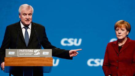 CSU-Chef Horst Seehofer (links) hat Bundeskanzlerin Angela Merkel zuletzt immer wieder heftig kritisiert. 