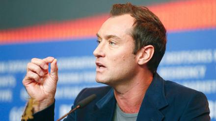Der britische Hollywoodstar Jude Law, hier noch auf der Berlinale, hat ein illegales Flüchtlingslager in Frankreich besucht. 