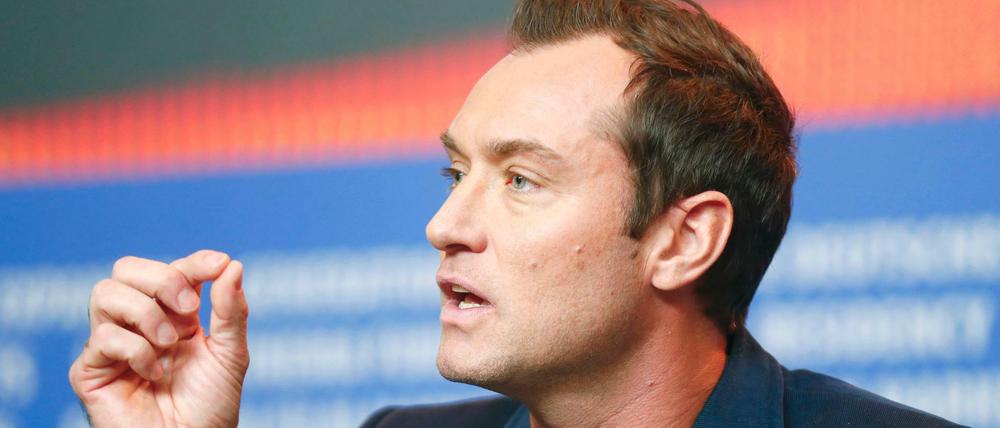 Der britische Hollywoodstar Jude Law, hier noch auf der Berlinale, hat ein illegales Flüchtlingslager in Frankreich besucht.