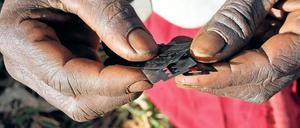 Riskant. Traditionell werden oft Rasierklingen benutzt. Kleinere, fachgerecht ausgeführte Schnitte unter Betäubung wären ein Fortschritt, meinen manche Ärzte.