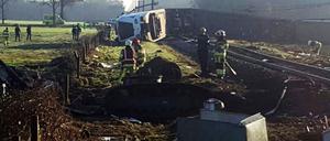 Der entgleiste Zug in dem niederländischen Dorf Dalfsen am Dienstag. 