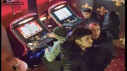 Skeptische Blicke: Die mutmaßlichen Automatenknacker in der Spielhalle. Diese Aufnahme stammt vom 6. November 2015.