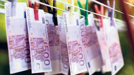 Frisch gewaschen. Um zu verschleiern, woher ihr Geld kommt, lassen Kriminelle es sich von Mittelsmännern in bar auszahlen. Um ihnen das zu erschweren, denkt man in Europa über die Abschaffung der 500-Euro-Scheine nach. 