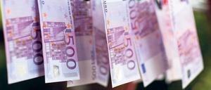Frisch gewaschen. Um zu verschleiern, woher ihr Geld kommt, lassen Kriminelle es sich von Mittelsmännern in bar auszahlen. Um ihnen das zu erschweren, denkt man in Europa über die Abschaffung der 500-Euro-Scheine nach. 