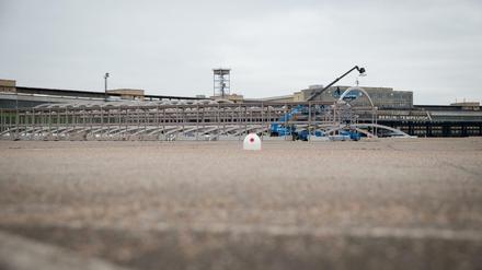 In der Notunterkunft am Tempelhofer Feld sind momentan 2300 Flüchtlinge untergebracht. Hier ein Foto von Erweiterungsarbeiten am 16. Februar 2016.
