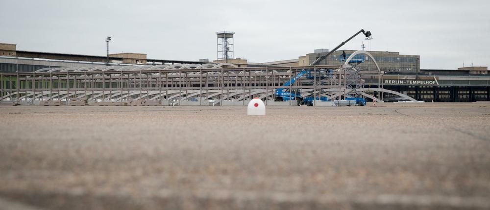 In der Notunterkunft am Tempelhofer Feld sind momentan 2300 Flüchtlinge untergebracht. Hier ein Foto von Erweiterungsarbeiten am 16. Februar 2016.
