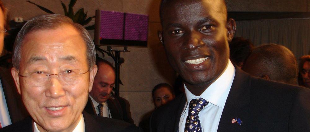 Victor Ochen (rechts) mit UN-Generalsekretär Ban Ki Moon. Der junge Ugander war 2015 für den Friedensnobelpreis nominiert. 