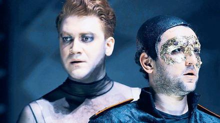 Besetzung gegen den Strich: Aram Tafreshian als Desdemona (links), Taner Sahintürk als Othello.