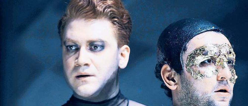 Besetzung gegen den Strich: Aram Tafreshian als Desdemona (links), Taner Sahintürk als Othello.