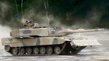 Ein Kampfpanzer vom Typ Leopard 2. Das Kriegsgerät soll gegen den Willen von Wirtschaftsminister Sigmar Gabriel nach Katar geliefert werden.