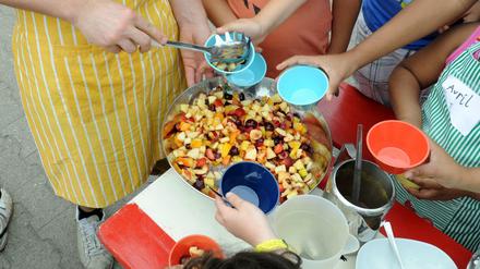 Wer keine Zeit für einen selbstgemachten Obstsalat hat, bedient sich in den Frischetheken der Supermärkte. Das ist nicht immer empfehlenswert.