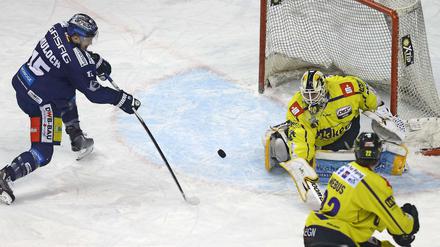 Die Eisbären, hier mit TJ Mulock, taten sich gegen Krefeld enorm schwer.