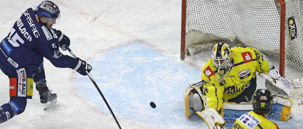 Die Eisbären, hier mit TJ Mulock, taten sich gegen Krefeld enorm schwer.