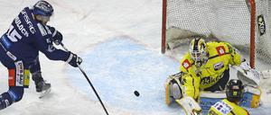 Die Eisbären, hier mit TJ Mulock, taten sich gegen Krefeld enorm schwer.