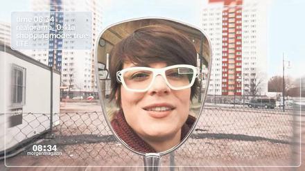 Durchblick. Michelle Spark hat eine Datenbrille auf und spricht in die Kamera.