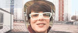 Durchblick. Michelle Spark hat eine Datenbrille auf und spricht in die Kamera.