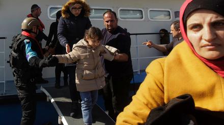 Flüchtlinge gehen im griechischen Mytilini von Bord, nachdem sie von einem Boot der EU-Grenzschutzagentur Frontex zwischen Lesbos und der türkischen Küste gerettet wurden.