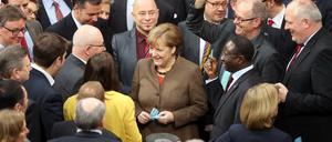 Geschafft, wenn auch mit Gegenstimmen: Die Kanzlerin und Abgeordnete der Koalition - Unionsfraktionschef Volker Kauder (links von Merkel) und der SPD-Politiker Karamba Diaby (rechts) am Donnerstag bei der Stimmabgabe zum Asylpaket II .